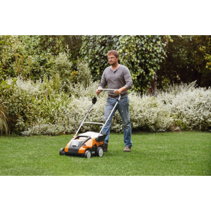 STIHL RLA 240 Arieggiatore Prato Sistema AK con Kit Batteria AK 30S E Caricatore Incluso