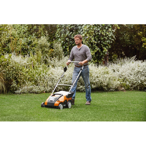 STIHL RLA 240 Arieggiatore Prato Sistema AK con Kit Batteria AK 30S E Caricatore Incluso