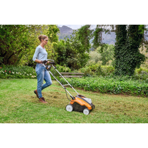 STIHL RLA 240 Arieggiatore Prato Sistema AK con Kit Batteria AK 30S E Caricatore Incluso