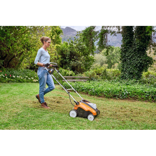 STIHL RLA 240 Arieggiatore Prato Sistema AK con Kit Batteria AK 30S E Caricatore Incluso