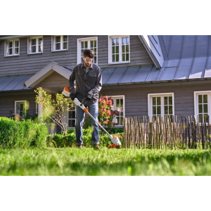 STIHL DECESPUGLIATORE FSA 50 CON KIT BATTERIA AK 10 E CARICATORE INCLUSI