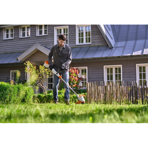 STIHL DECESPUGLIATORE FSA 50 CON KIT BATTERIA AK 10 E CARICATORE INCLUSI